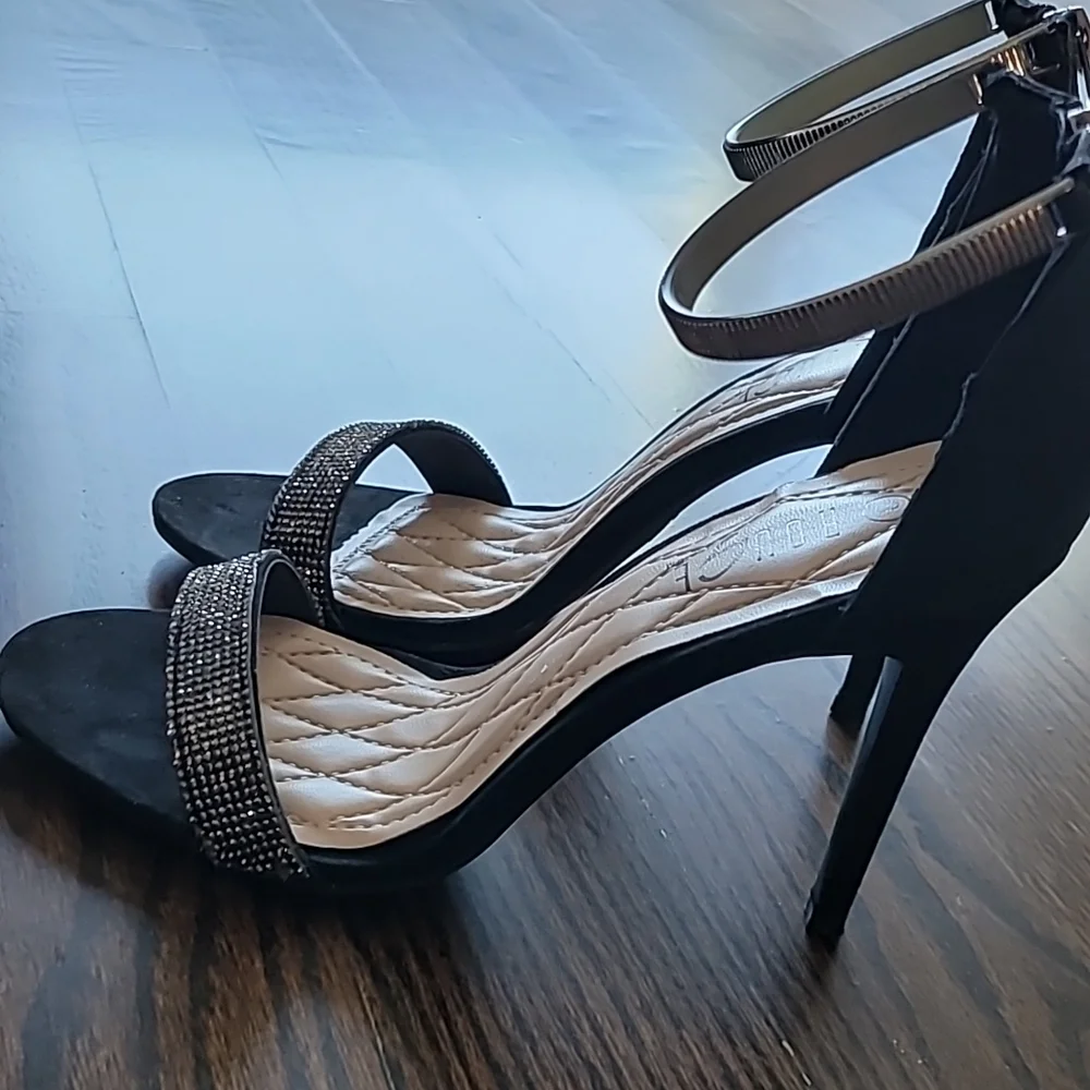 Heels - Picture 2 of 3
